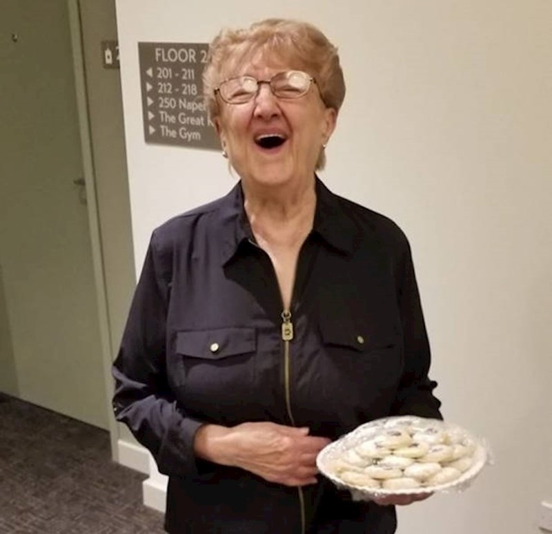 17. Ova gospođa je anonimno pekla kolačiće i ostavljala ih susjedima pred vratima. Netko ju je uhvatio u akciji!😄