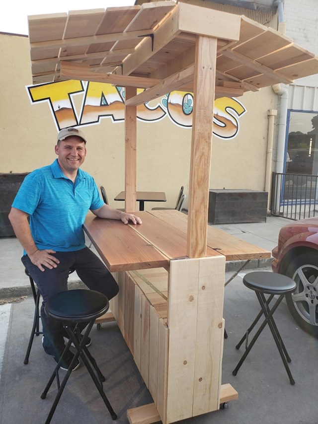 11. "Donirao sam malom restoranu ovaj stol u nadi da će im pomoći u poslu."