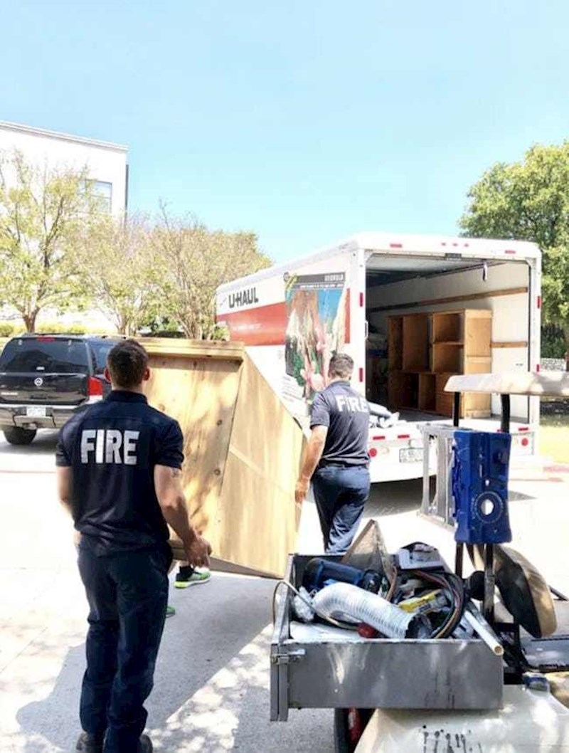 4. Djedica koji je pozvao vatrogasce da mu pomognu preseliti. I naravno, vatrogasci koji su to i učinili.