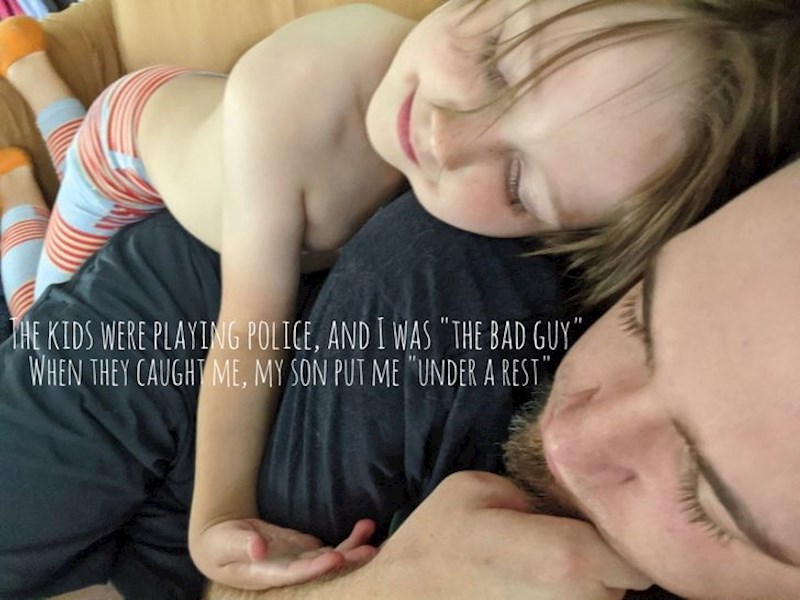 "Sin i ja igrali smo se policajca i lopova. Ja sam bio negativac i ovako me on uhitio."