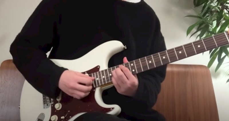 Lik je u samo 30 sekundi pokazao kako rastura gitaru, toliko je dobar da ćete se naježiti
