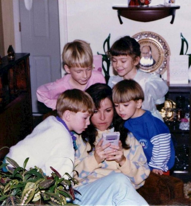 17. Mama pomaže klincima preći težan nivo u igrici na Game Boyu.
