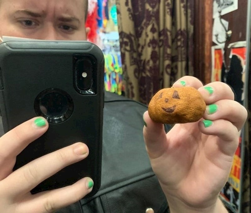 2. Pronašla je trulu mandarinu u džepu veste koju je kupila u second hand shopu