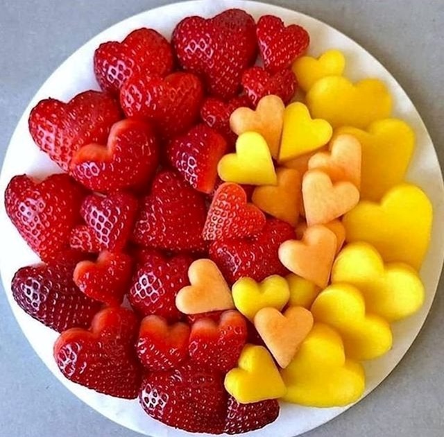4. Savršeno nasjeckano voće u obliku srca.