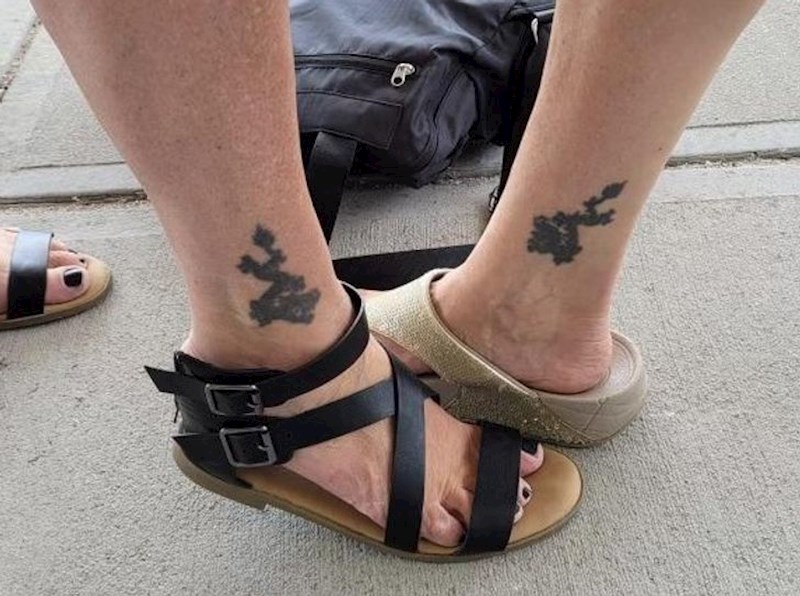 4. Pronašla je osobu koja ima potpuno istu tetovažu kao ona, izgleda kao preslika!