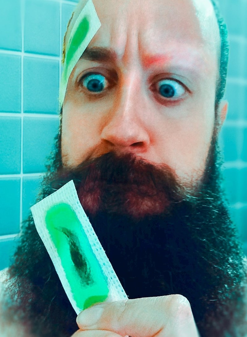 22. Neuspjeli pokušaj uređivanja obrva voskom