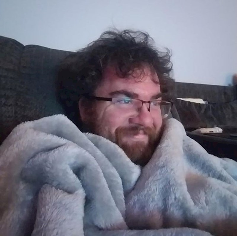 Ništa nije ljepše od gledanja TV-a pod dekicom.