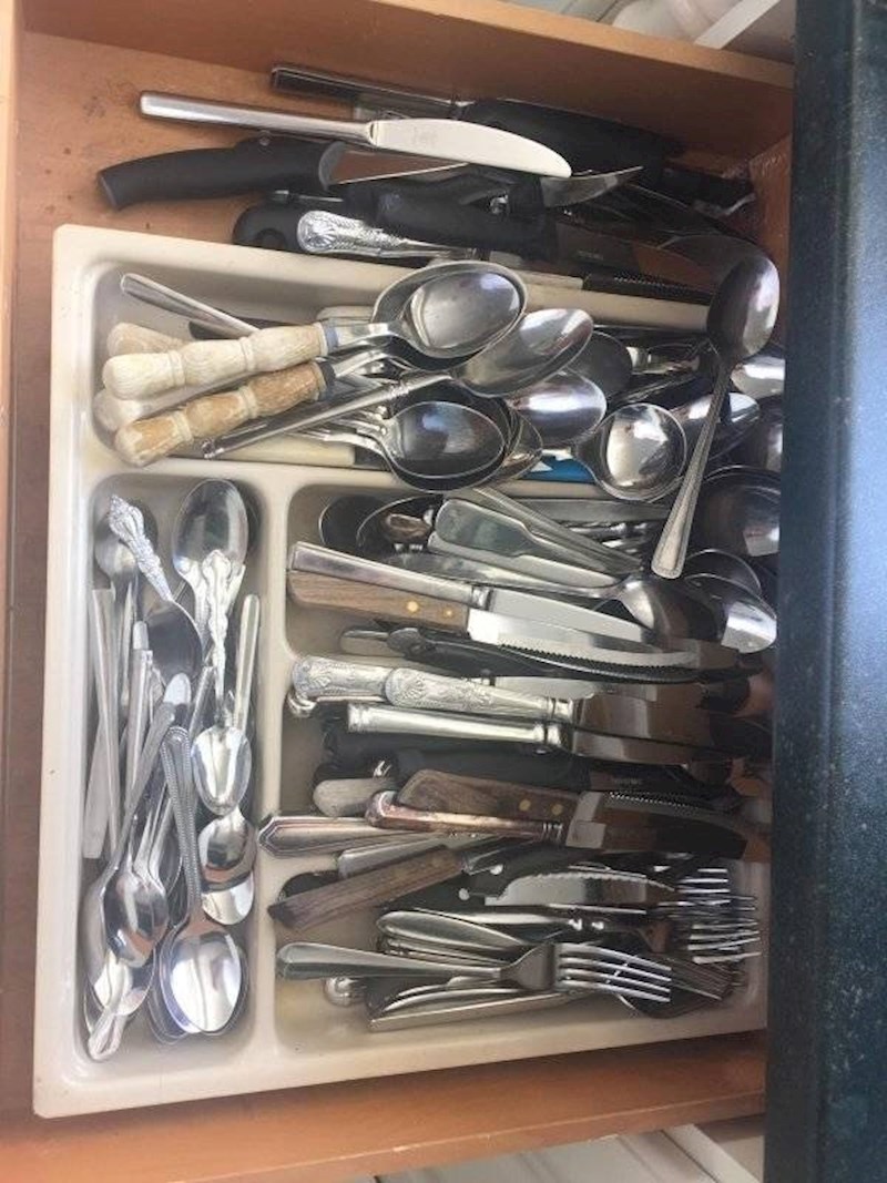 5. Dok nečija ladica s priborom za jelo izgleda ovako