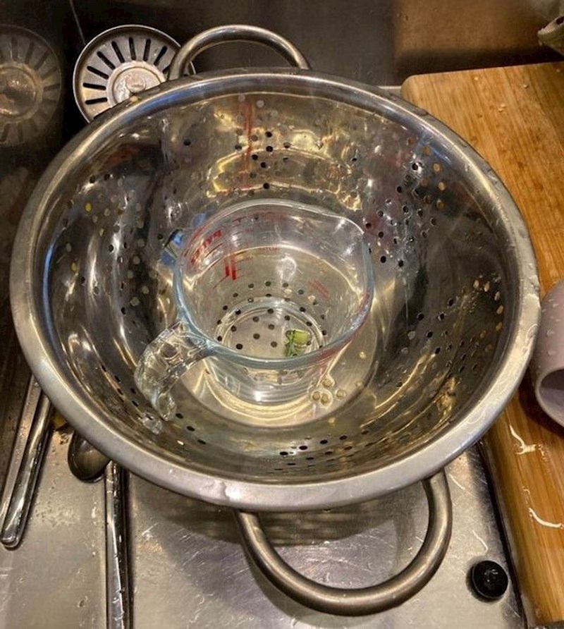 5. Sačuvajte vodu u kojoj su se kuhali špageti. Biti će odlična za umak zbog škroba koje su ispustile špagete.