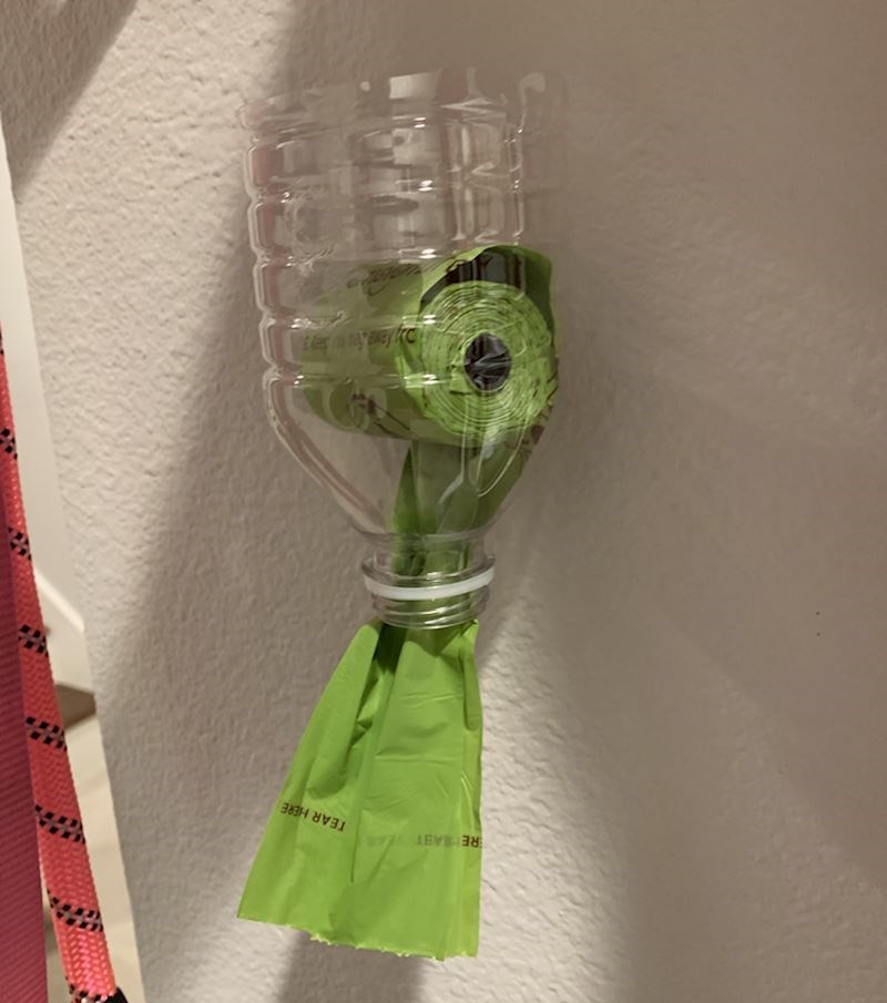 11. Vrećice za pseći izmet u stalku iz kućne radinosti