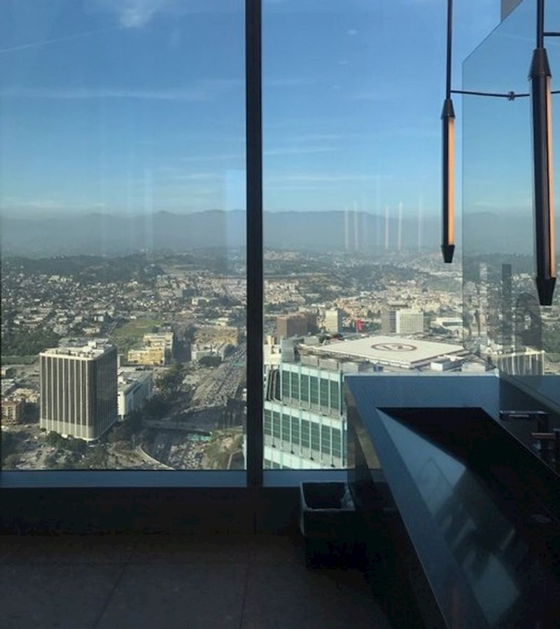 6. Kupaonica s pogledom u hotelu