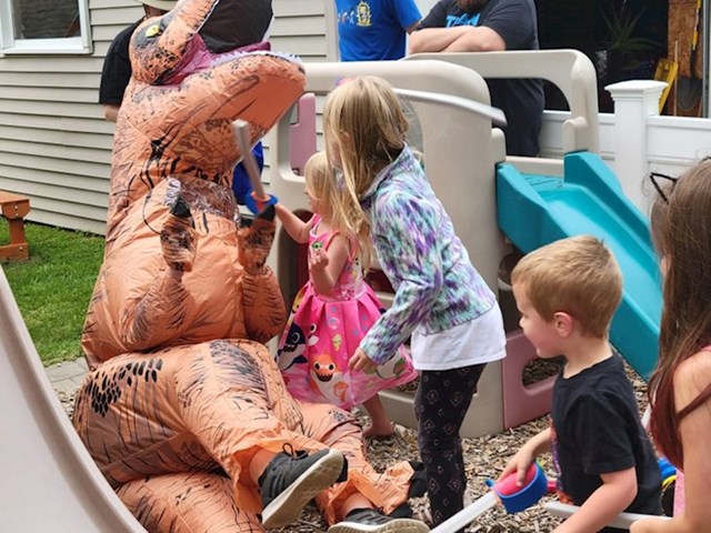 10. "Pojavio sam se na proslavi rođendana svoje nećakinje kao T-rex. Klinci su me izudarali, ali nikad se nisam više smijao!"