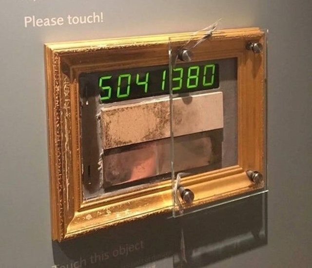 Ovaj uređaj pokazuje posjetiteljima muzeja što se događa s umjetninama ako ih dirate.