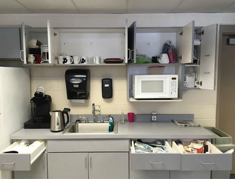 9. Pasivno agresivni kolega neki dan je vidio da sam zatvorila ladicu koja je bila mrvicu otvorena. Ovo me dočekalo kad sam sljedeći put ušla u zajedničku kuhinjicu...