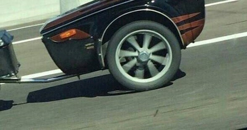 Motociklist je u prikolicu smjestio putnika koji je nasmijao ostale sudionike prometa