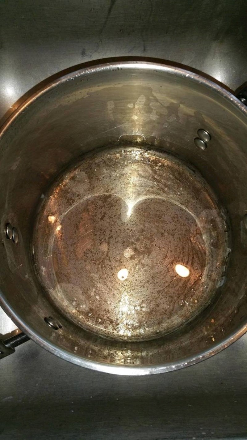 15. Jako volim svoju curu koja se stalno trudi skuhati nam nešto fino. Ali danas joj je zagorjela - voda!!