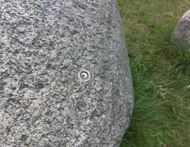 1. Netko je otkrio ključanicu u kamenu...