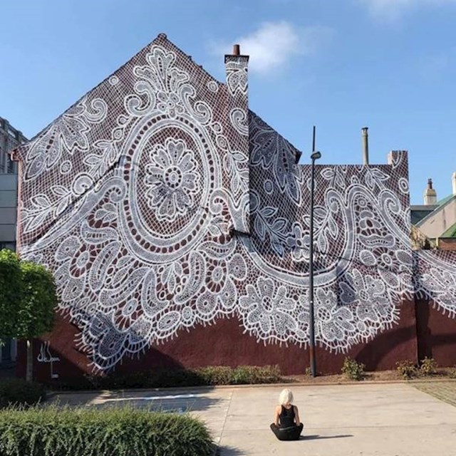 15. Predivan mural španjolske ulične umjetnice koji izgleda kao da je zgrada prekrivena čipkom