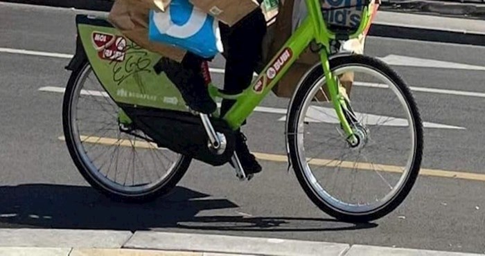 Prizor iz Budimpešte postao je hit na Fejsu, morate vidjeti što sve ovaj dostavljač nosi na biciklu