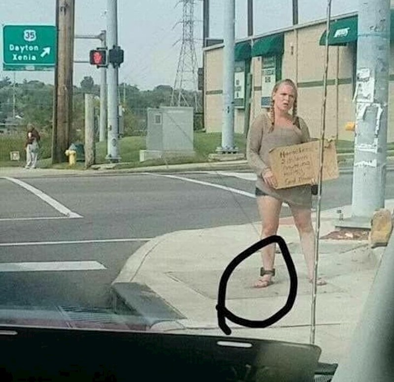 11. Hmm, ne bi li ova djevojka trebala biti u kućnom pritvoru, a ne tražiti prijevoz na ulici?🙄