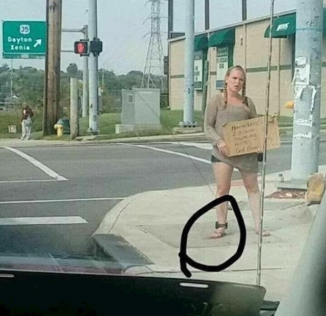 11. Hmm, ne bi li ova djevojka trebala biti u kućnom pritvoru, a ne tražiti prijevoz na ulici?🙄