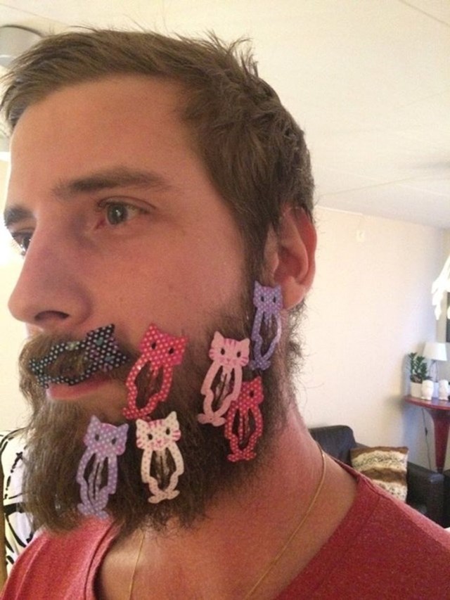 12. Njegova kćerka mislila je da mu treba malo urediti bradu.