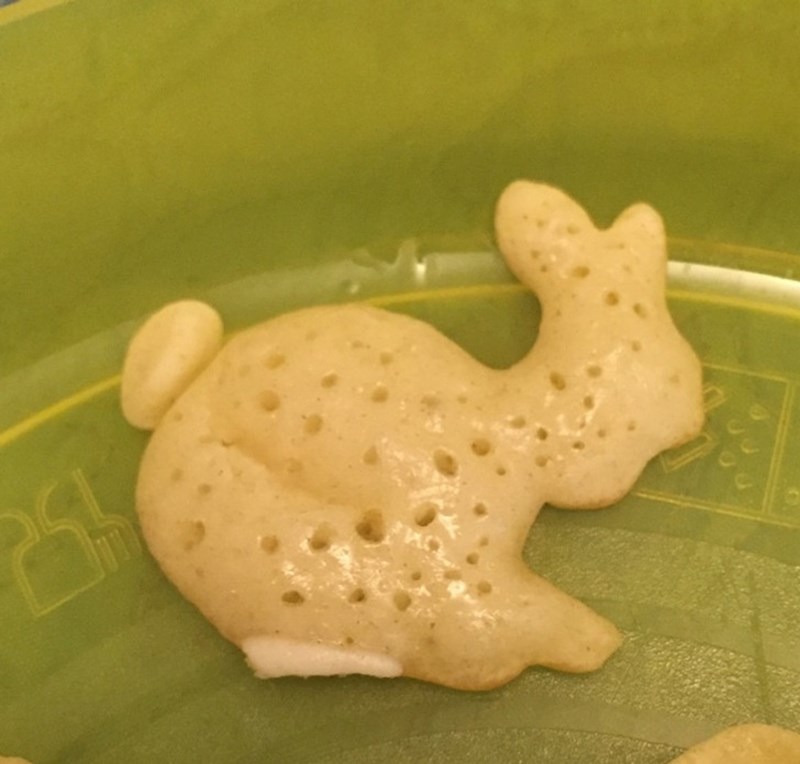 9. "Slučajno sam napravila palačinku koja izgleda kao zec! Čak i rep je tu!"