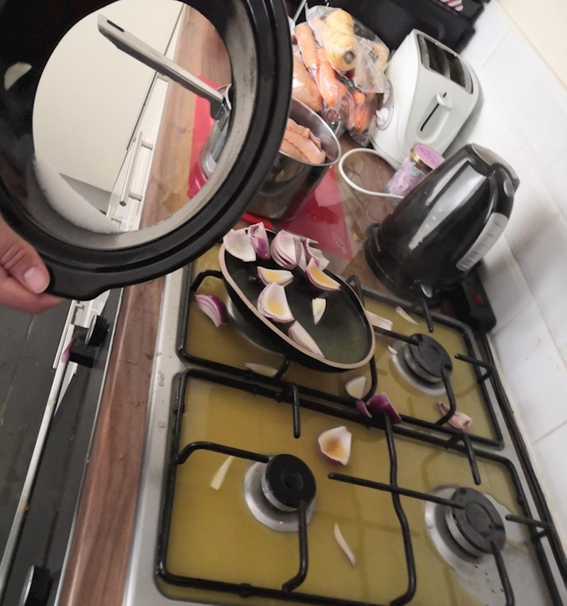 6. Donji dio tave se odlijepio i sve se prolilo...