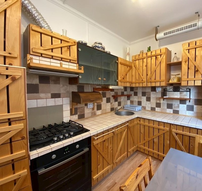 7. "Kupujemo kuću i trenutno razgledavamo ponudu u željenom kvartu. Moj favorit je kuća koja ima samo jednu manu - ovakvu kuhinju..."