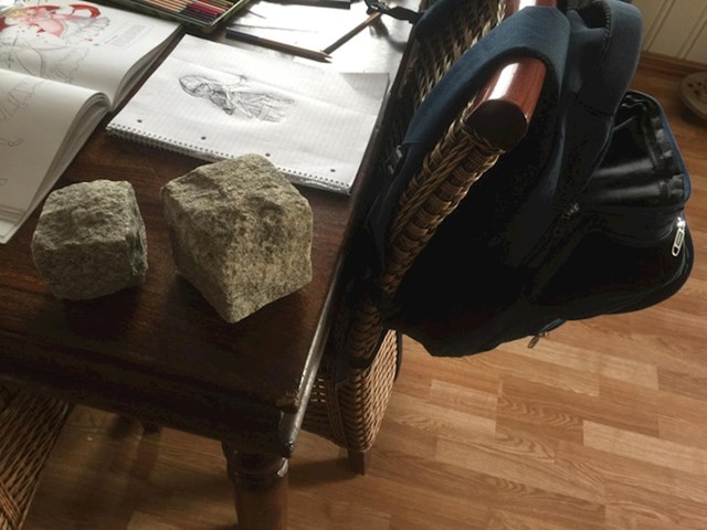 4. Primijetili su da je torba njihove školarke neobično teška i u njoj pronašli ovo kamenje.