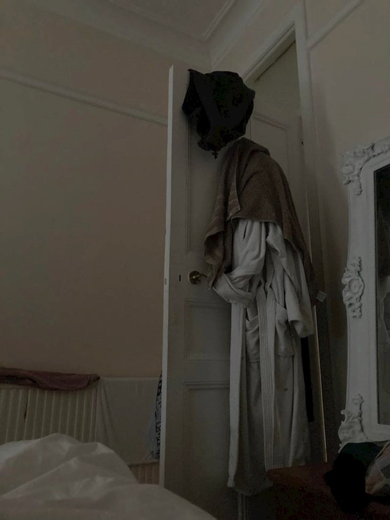 9. "Vrisnuo sam kad sam se ujutro probudio jer sam mislio da vidim duha. Trebalo mi je par sekundi da shvatim da je to obješena odjeća..."