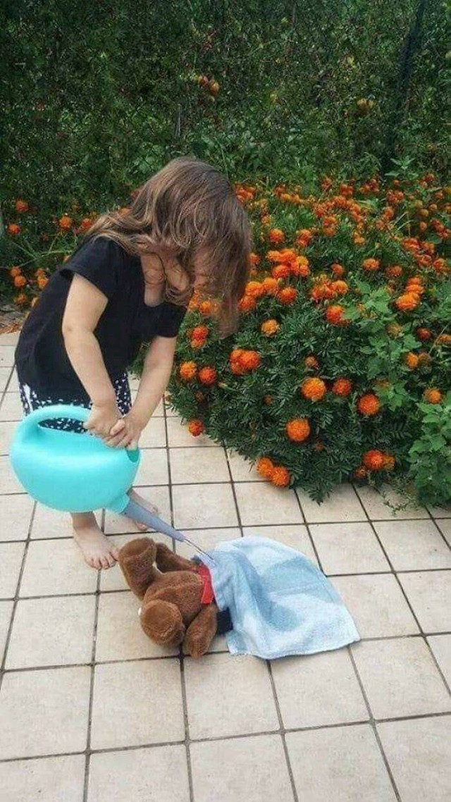 10. Tako je, zalij medu a ne cvijeće.🤣