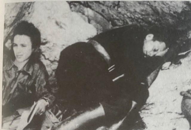 6. Tito se prilagođava uvjetima i drijema u spilji, 1943.