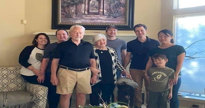 Fotografiju nasmijane obitelji upropastio je jedan presmiješan detalj