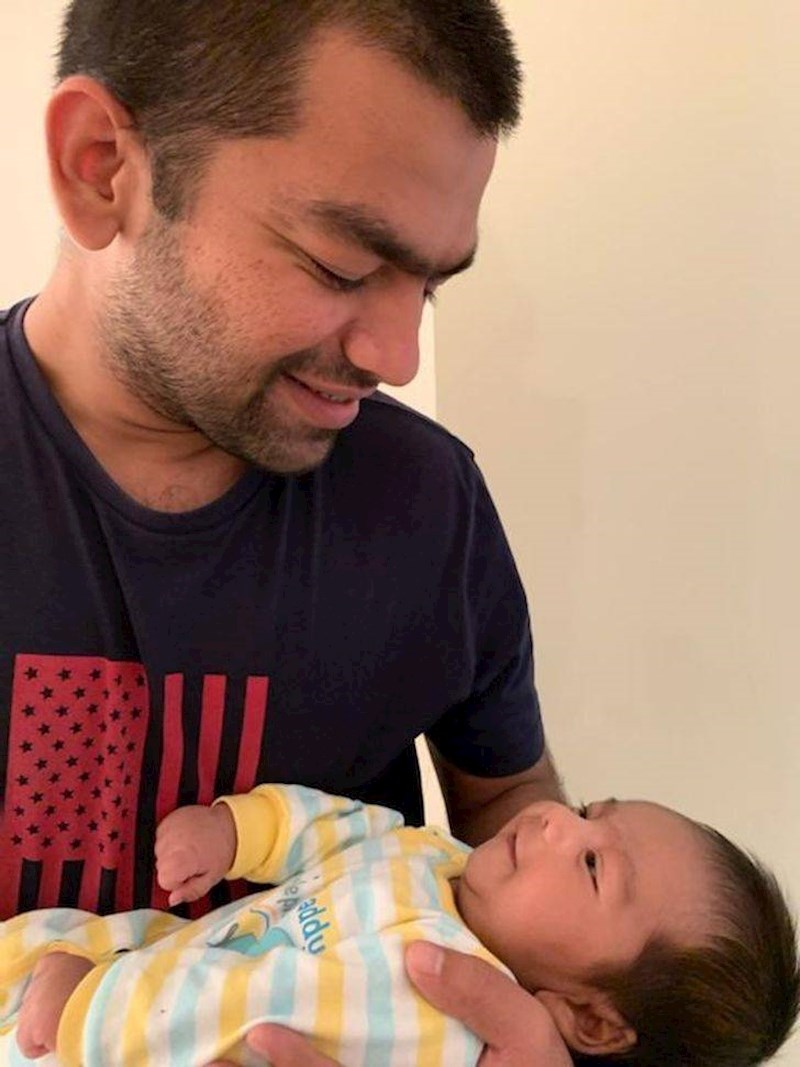 Prvi put drži svoje dijete u rukama.