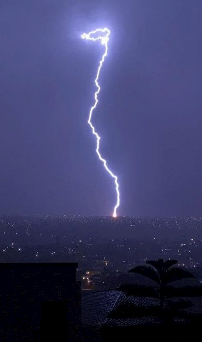 Munja koja izgleda moćno i zastrašujuće.