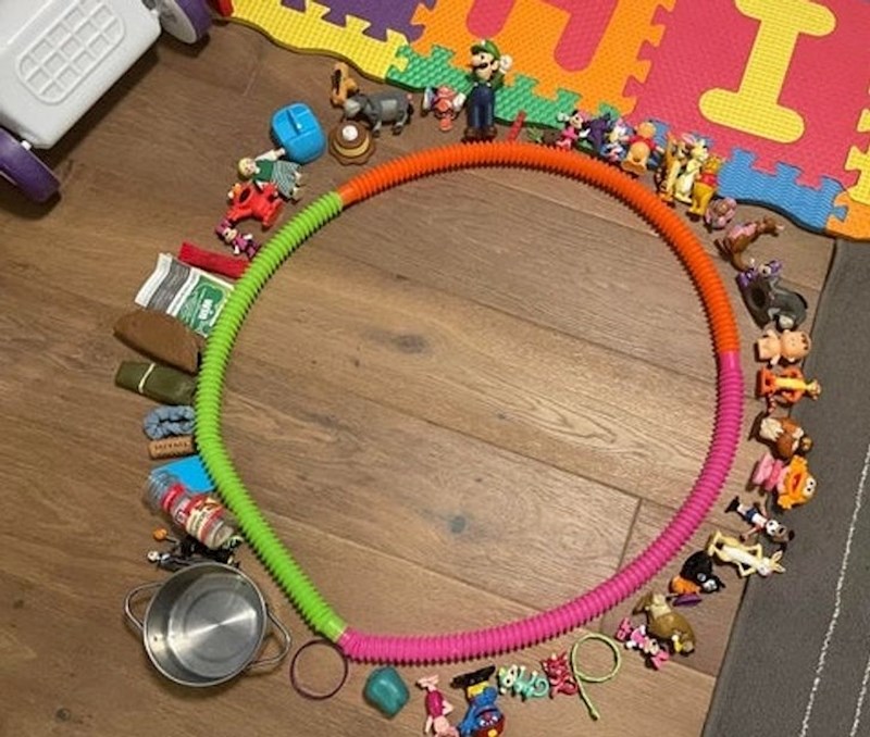 15. Klinac koji kao da priziva duhove