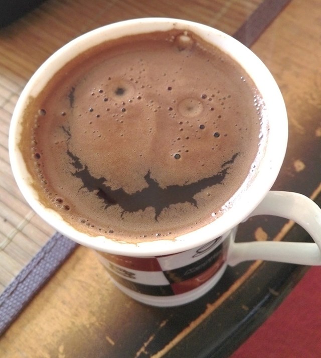 1. Nasmijano lice u šalici kave