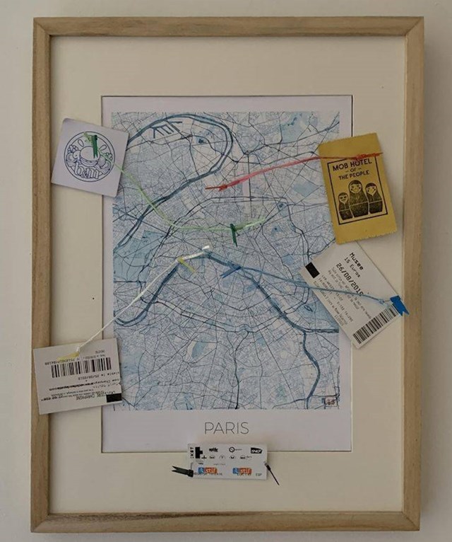 16. Moj muž čuva par sitnica s našeg putovanja u Pariz. Uokvirila sam mapu grada i polijepila ulaznice i naše uspomene po njoj. Savršen poklon za godišnjicu!