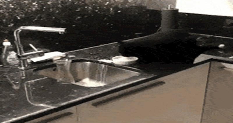 Nespretna maca užasno neuredno pije mlijeko i baš ju briga