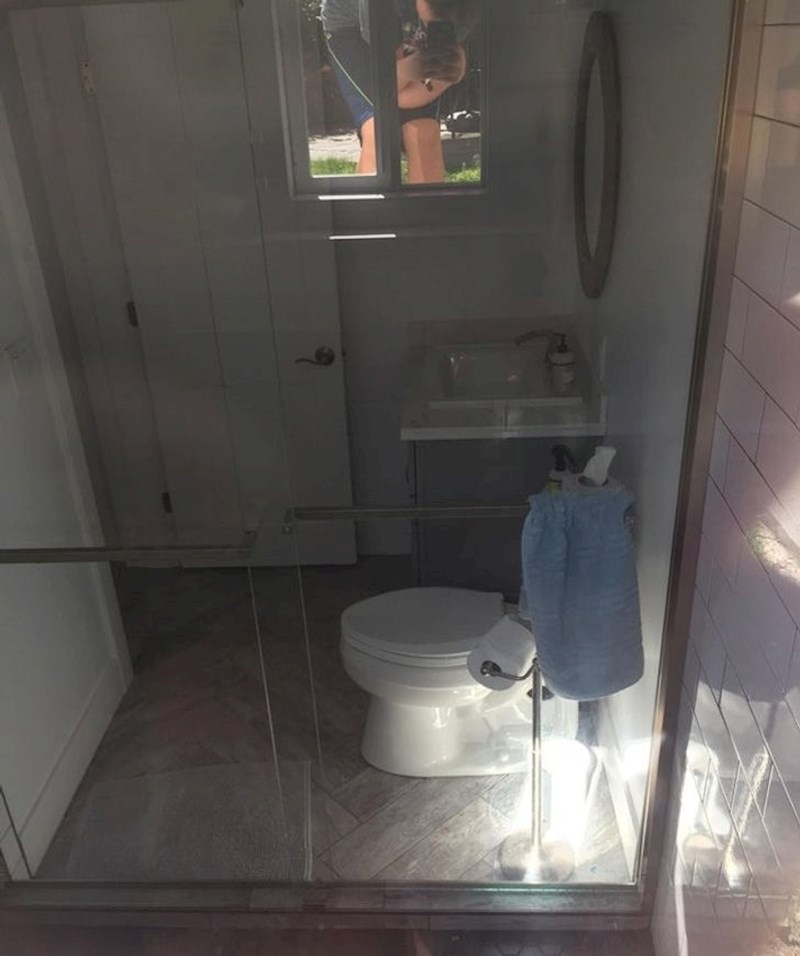 7. Kupaonica u podrumu. Prozor je na idealnom mjestu da vas ljudi koji prolaze vide kako obaljate nuždu.🙄