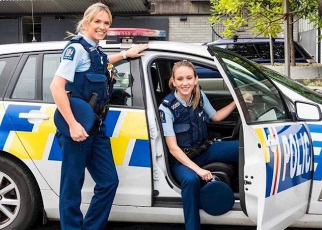 12. "Majka i kćerka policajke s Novog Zelanda."