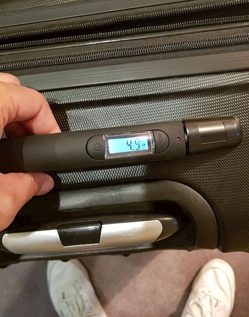 10. Kofer koji sam sebe važe.