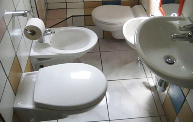 15. Wc u kojem zaista ne znate gdje biste počeli...