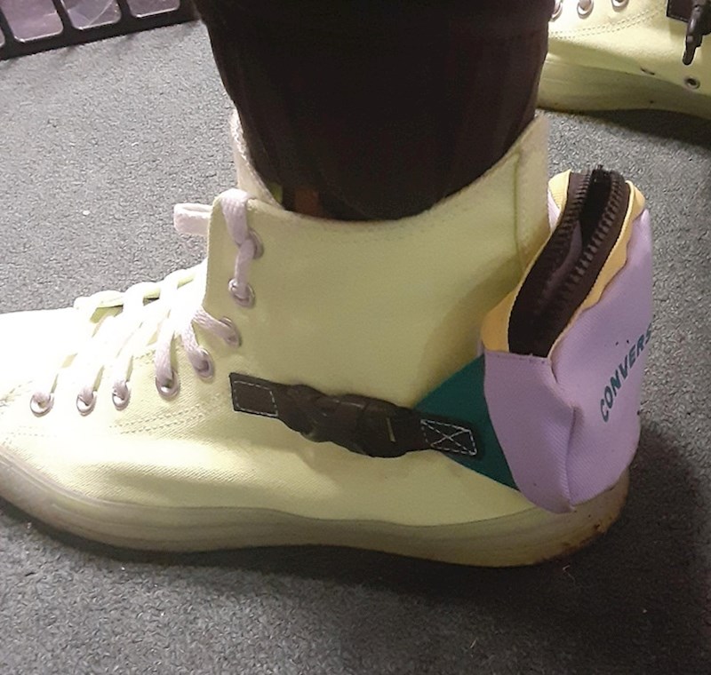 10. Ima ruksak na tenisici