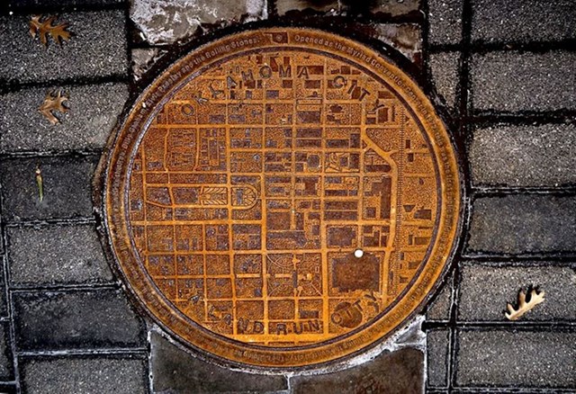 4. Poklopac za kanalizacijski šaht koji na sebi ima mapu grada