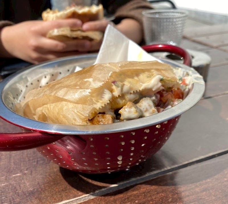 5. Jelo s puno umaka posluženo u cjedilu