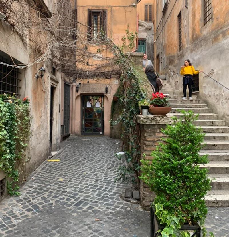 14. Jedan od glavnih razloga iz kojih sam odlučio posjetiti Rim je ovaj poznati restoran pod stepenicama. Koji je, naravno, bio zatvoren.