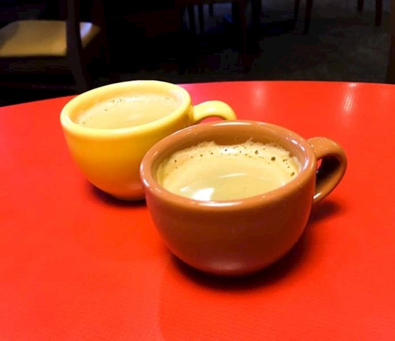 3. Ovaj je čovjek imao čast da mu se dupli espresso posluži ovako😝