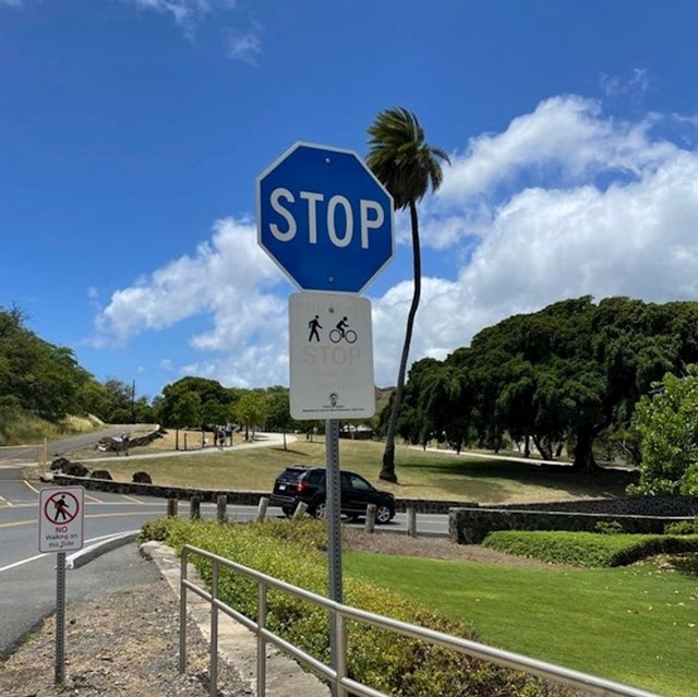 17. Plavi znak za obavezno zaustavljanje na Havajima